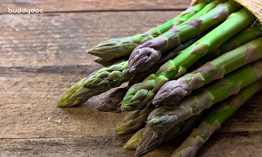 bundle of asparagus wrapped in straw