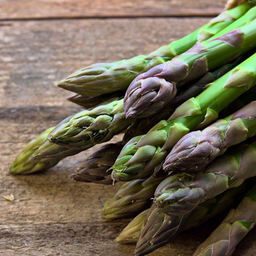 bundle of asparagus wrapped in straw