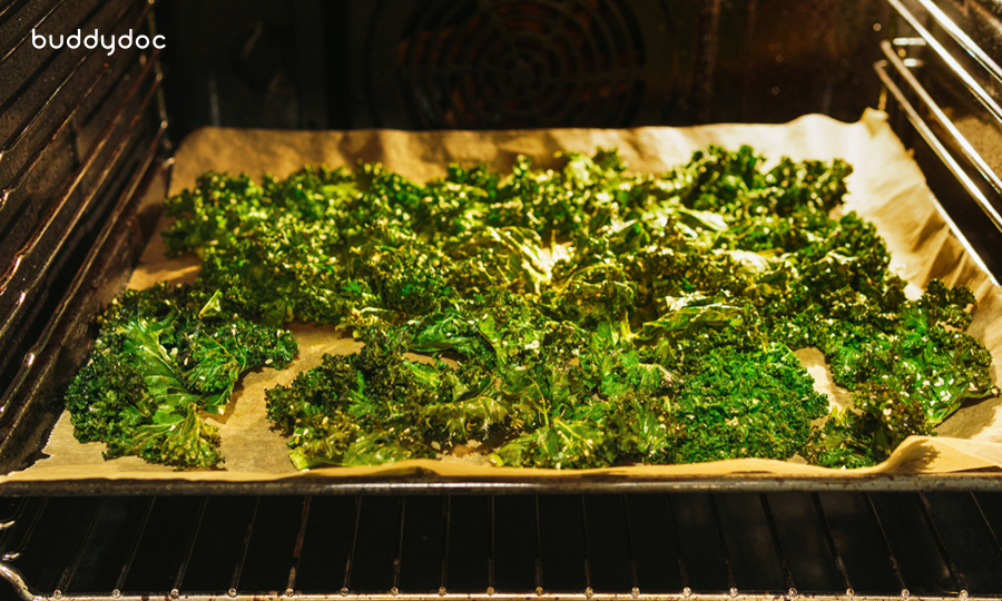 tray of kale leaves toasted in an oven rack